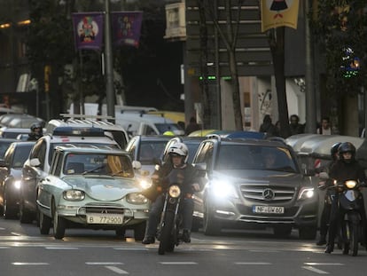 Tráfico en la calle Aragó de Barcelona.