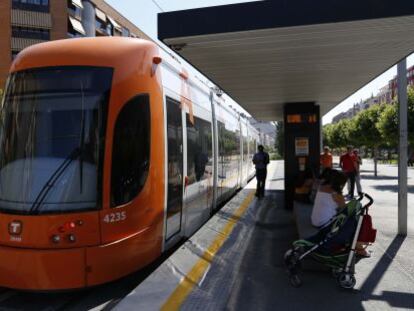 El tranv&iacute;a de la L&iacute;nea 2 del Tram de Alicante, el d&iacute;a de su inauguraci&oacute;n