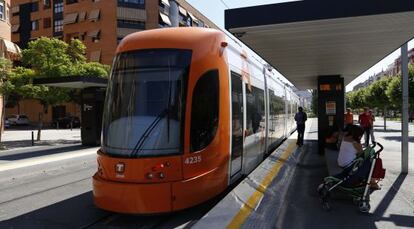 El tranv&iacute;a de la L&iacute;nea 2 del Tram de Alicante, el d&iacute;a de su inauguraci&oacute;n