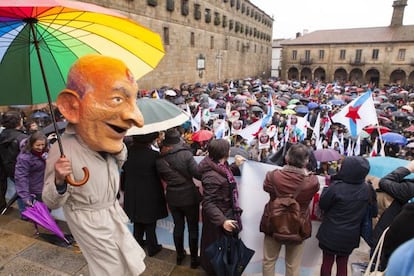 Un cabezudo representando al ministro Wert se pasea bajo la lluvia en A Quintana (Santiago) durante la manifestaci&oacute;n por el gallego.