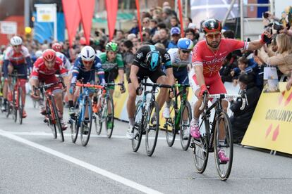 Bouhanni celebra cuando llega a la meta en Calella. 