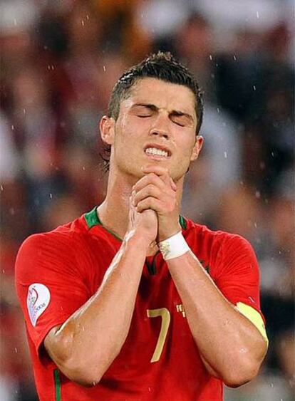 Cristiano Ronaldo, que suspira por fichar por el Real Madrid, se lamenta durante un partido de la pasada Eurocopa.