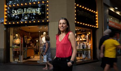 Emma Frigola, propietaria de la tienda de ropa y complementos Santa Antònia, abre también todo agosto.
