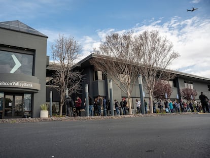 Customers in line outside Silicon Valley Bank headquarters in Santa Clara, California, US, on Monday, March 13, 2023.