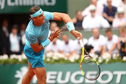 O tenista espanhol Rafael Nadal saca. Único jogador a vencer tantas vezes o mesmo Grand Slam, ele também ergueu o troféu em Paris em 2005, 2006, 2007, 2008, 2010, 2011, 2012, 2013, 2014 e 2017.