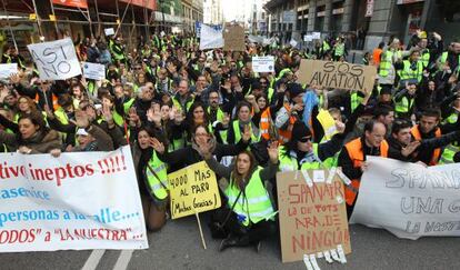Trabajadores de Spanair se manifiestan en Barcelona contra el cierre de la aerolínea.