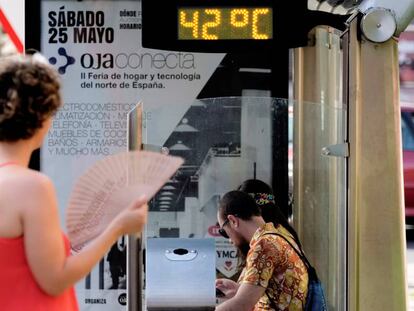 Un termómetro de una parada de transporte público en Logroño, el pasado sábado.