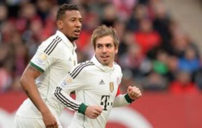 Lahm celebra su gol al Núremberg junto a Boateng.