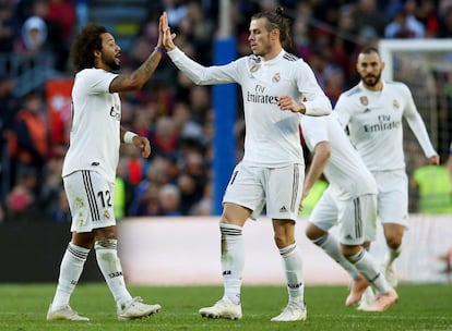 El defensa brasileño del Real Madrid Marcelo (i) celebra con su compañero, el galés Gareth Bale, su gol ante el Barcelona.