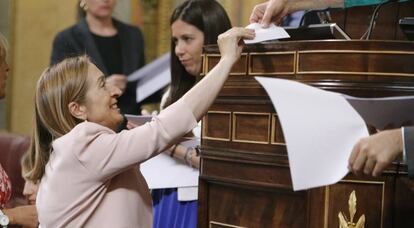 Ana Pastor, depositando su voto durante la elecci&oacute;n a presidente de la C&aacute;mara Baja esta semana.  