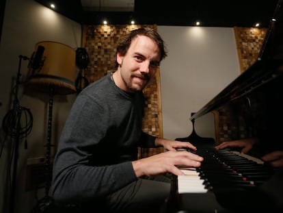 El pianista de jazz salmantino Daniel García durante un ensayo en su estudio de grabación en Madrid.