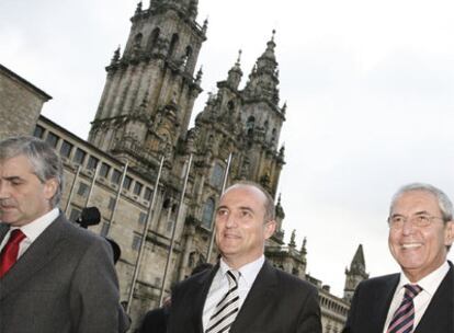 Miguel Sebastián, entre el conselleiro de Industria, Fernando Blanco, y Emilio Pérez Touriño, ayer en Santiago.