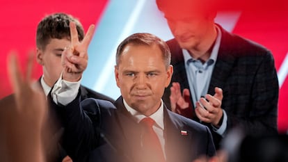 Karol Nawrocki celebraba este domingo el resultado de los sondeos a pie de urna, que todavía no le situaban como ganador.