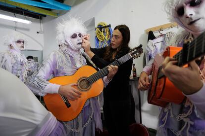 El Carnaval de Cádiz mueve una industria de artesanos de más de 23 empresas que da trabajo a 200 empleados y profesionales, entre maquilladores, decoradores, escenógrafos, peluqueros, costureros o diseñadores. Todos trabajan al unísono a partir de una conceptualización previa del tipo que se muestra durante la actuación en el Gran Teatro Falla. 
