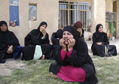 Unas mujeres lloran la muerte de sus familiares en la aldea cercana a Bagdad.
