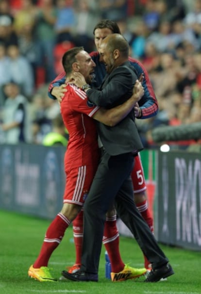 Ribéry y Guardiola celebran la victoria.