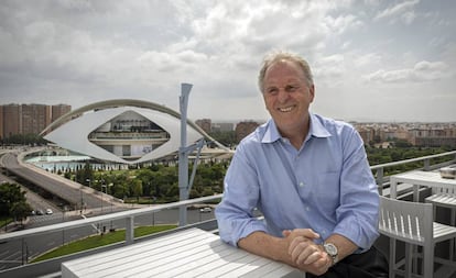 Roger. H. Brown, presidente de Berklee College of Music en la terraza de su hotel de Valencia. Al fondo, el Palau de les Arts, donde la universidad tiene su campus en la ciudad.