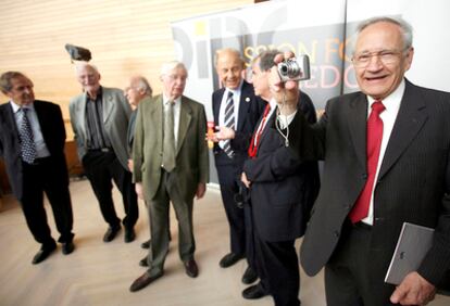El premio Nobel de Química de 1991, Richard Ernst (a la derecha, con una cámara de fotos), en el Kursaal. Junto a él, otros seis nobeles que participan en el aniversario del DIPC: de izquierda a derecha, Claude Cohen-Tannoudji, Heinrich Rohrer, Roald Hoffmann, Jean-Marie Lehn, Dudley Herschbach y Aaron Ciechanover.