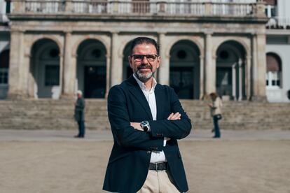Ángel Mato, alcalde de Ferrol (PSOE), delante del Ayuntamiento.
