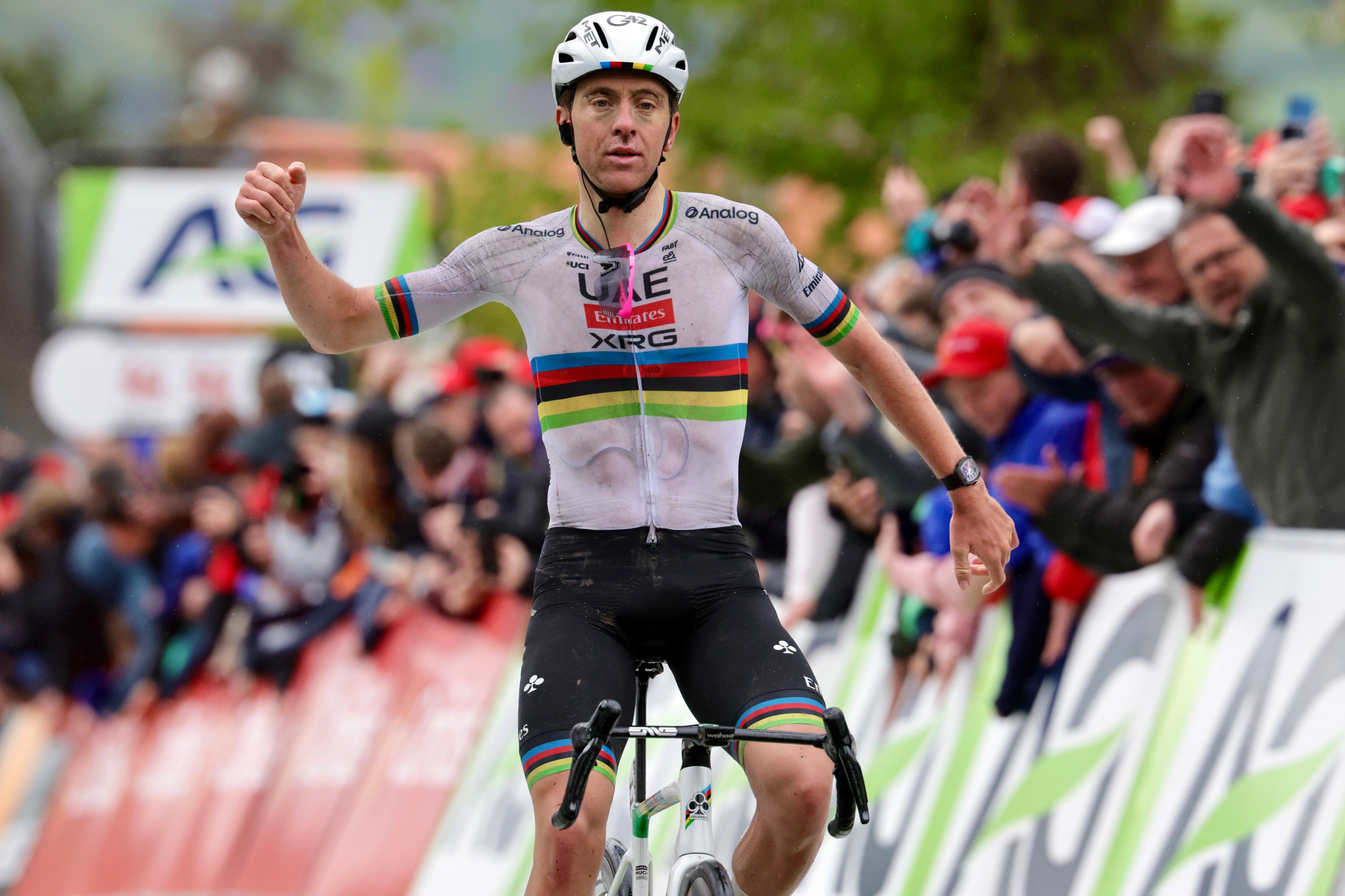 Tadej Pogacar deja su sello único en su segunda victoria en la Flecha Valona