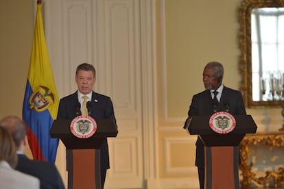 Juan Manuel Santos habla al lado de Kofi Annan, durante su visita a Colombia.