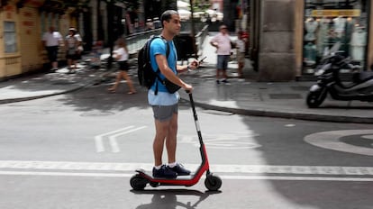 Un usuario de patinetes eléctricos. 