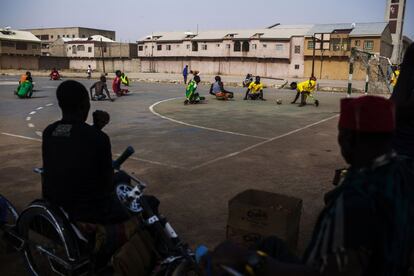 Un grupo de curiosos y supervivientes de la polio observan los entrenamientos del equipo de 'para-soccer'.