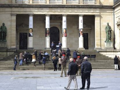 Entrada de la Diputación de Álava decorada con motivos de la conmemoración de la Batalla de Vitoria.