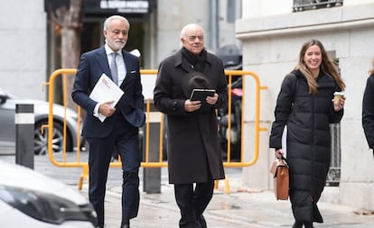 El expresidente del BBVA Francisco González llegando a la Audiencia Nacional junto a sus abogados.