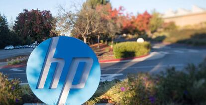 Logotipo de Hewlett Packard (HP) en la sede de la empresa en Palo Alto, California. 