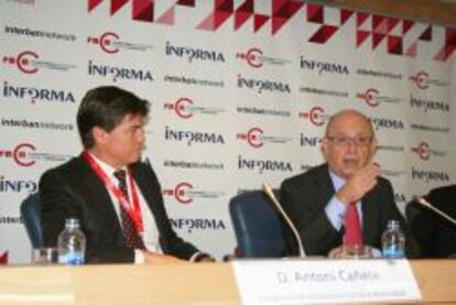 El presidente de la Plataforma Multisectorial contra la Morosidad, Antoni Cañete, y el ministro de Hacienda, Cristóbal Montoro.