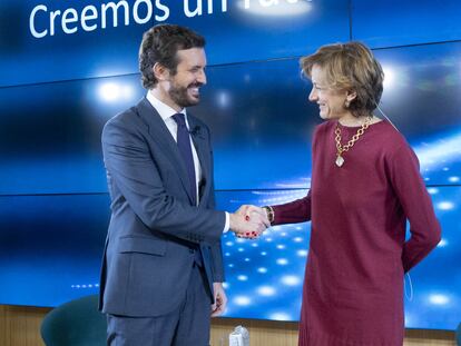 El presidente del PP, Pablo Casado y la premio Pulitzer y periodista de 'The Atlantic', Anne Applebaum, posan antes de comenzar un diálogo bajo el título "Creemos un futuro en libertad", en Madrid este martes.
