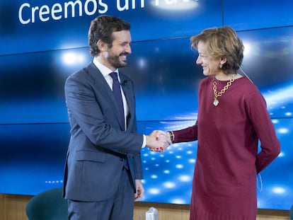 El presidente del PP, Pablo Casado y la premio Pulitzer y periodista de 'The Atlantic', Anne Applebaum, posan antes de comenzar un diálogo bajo el título "Creemos un futuro en libertad", en Madrid este martes.