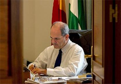 El presidente andaluz y del PSOE, Manuel Chaves, en su despacho del parlamento autonómico.