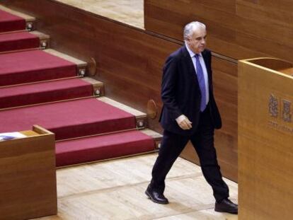 Rafael Blasco se dirige a la tribuna de oradores durante un pleno de las Cortes Valencianas. 