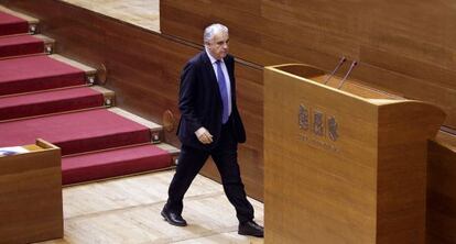 Rafael Blasco se dirige a la tribuna de oradores durante un pleno de las Cortes Valencianas. 