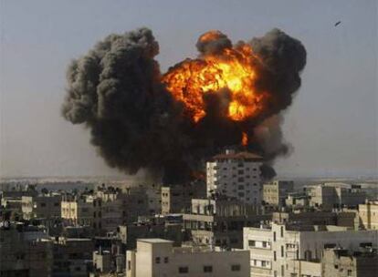 Explosión en Rafah producida por el ataque de un avión israelí.