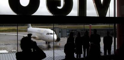 Un avión de Vueling, en el aeropuerto de Vigo.