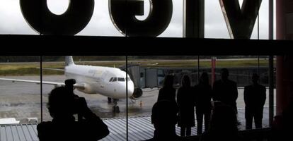 Un avi&oacute;n de Vueling, en el aeropuerto de Vigo.