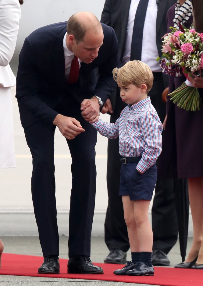 El príncipe Guillermo habla con su hijo, el príncipe Jorge, de 3 años. Esta es la tercera gira del pequeño, que cuando no tenía ni un año de edad ciajó con sus padres a Australia y Nueva Zelanda.