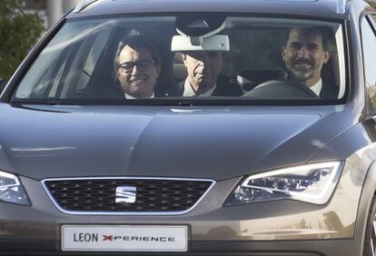 El Rey al volante de un Seat con el president, Artur Mas, en una visita a Catalu&ntilde;a en diciembre pasado. 