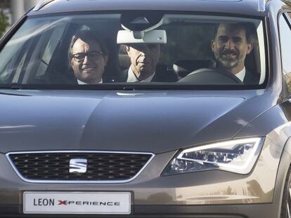 El Rey al volante de un Seat con el president, Artur Mas, en una visita a Catalu&ntilde;a en diciembre pasado. 