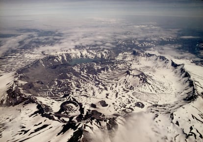 Vista aérea del cráter de Aniakchak, una caldera volcánica de casi 10 kilómetros de diámetro y 762 metros de profundidad en Alaska.