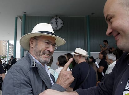 Juan Madrid conversa con Miguel Barrero a su llegada a Gijón.