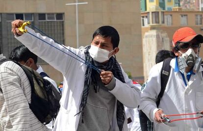 Enfrentamientos durante la huelga de m&eacute;dicos en La Paz.