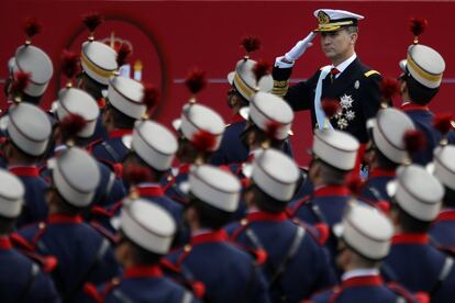 El rey Felipe pasa revista a las tropas durante el desfile del Día de la Fiesta Nacional.
