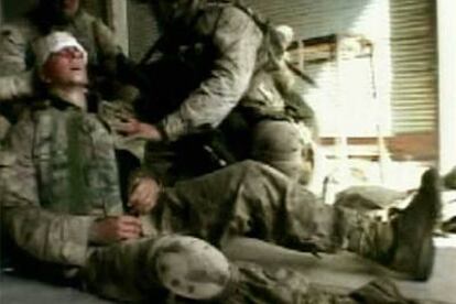 Imagen tomada de un vídeo que muestra las heridas sufridas por un <i>marine</i> en el asalto a Faluya.