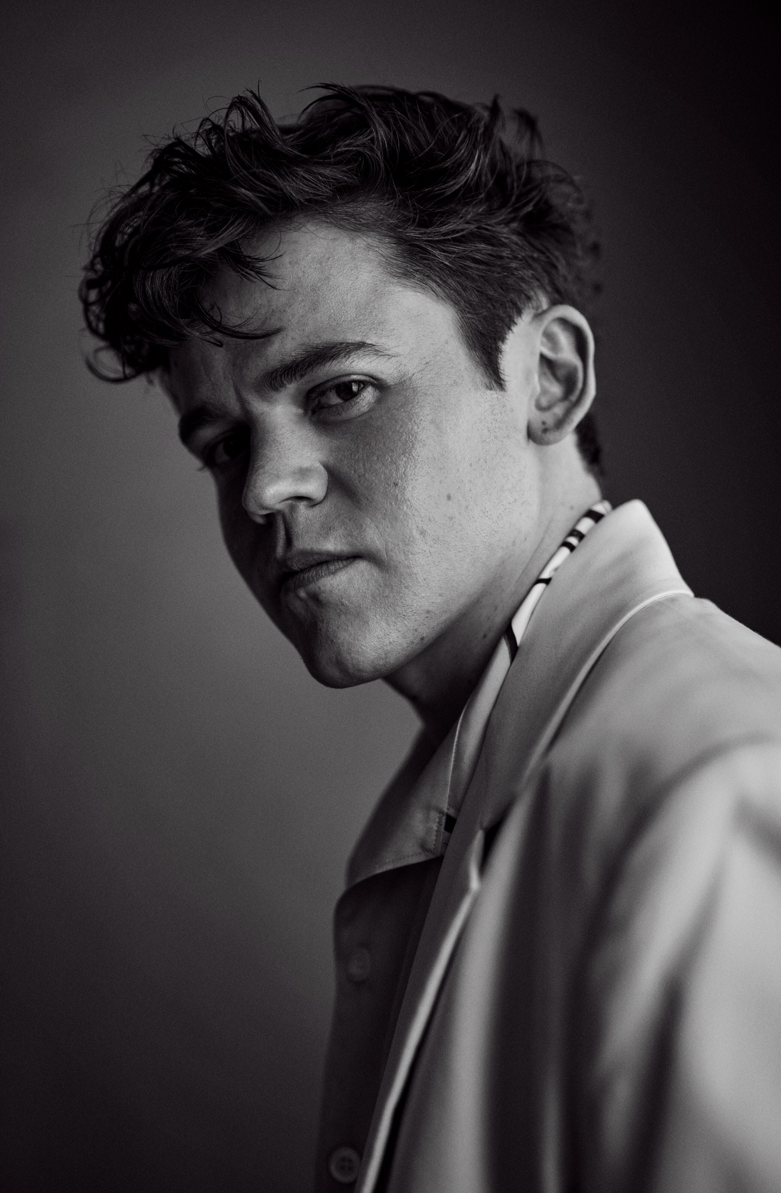 Sam Clemmett viste camisa, chaqueta y pantalón PRADA.