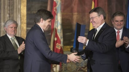 El presidente de Societat Civil Catalana, José Rosiñol, recibe el premio Manuel Broseta.