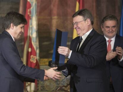 El presidente de Societat Civil Catalana, José Rosiñol, recibe el premio Manuel Broseta.